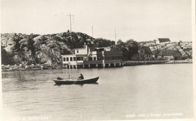 Hotellets uteplass er ferdig. Ytterligere er hotellet utvidet med ektra rom vest i bildet.